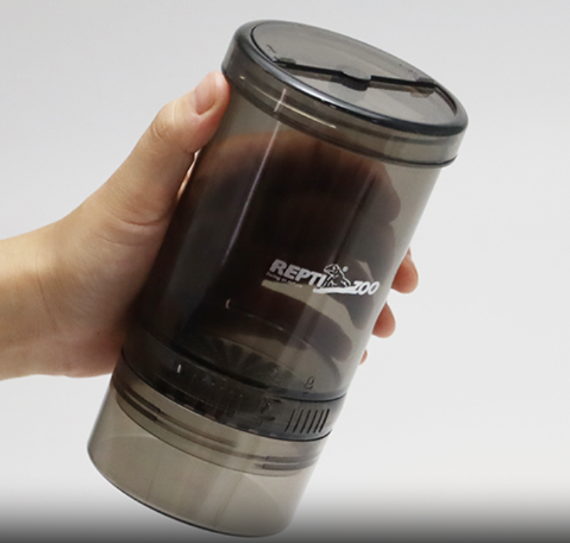 カルシウムシェイカー本体を手に持った様子