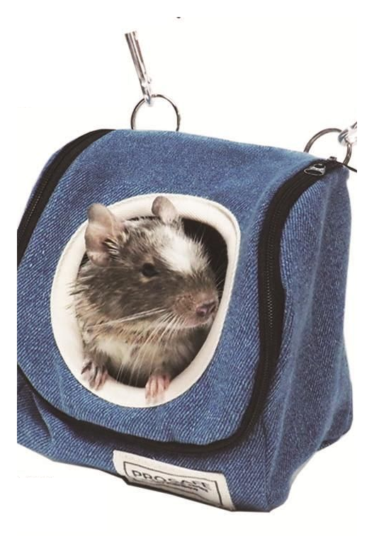 ケージに吊り下げたPRO SAFE デグモモハウスから小動物が顔を出している使用イメージ